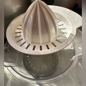 Pampered Chef White Citrus Juicer